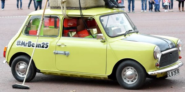 В британския телевизионен сериал, стартиран през 1990 г., Роуън Аткинсън играе наивен, но находчив глупак, който има двама приятели: Теди, плюшено мече, което ще бъде обект на престъпления, и неговото Mini, което обикновено се представя толкова зле като Теди. Оригиналната кола на Бийн, оранжев BMC Morris Mini 1000 Mark 2 от 1969 г., вероятно е била унищожена извън екрана, въпреки че някои експерти смятат, че е оцеляла и са проследили местоположението ѝ. По-късно неговият заместител, цитроново-зеления Leyland Mini 1000 от 77 г., е смазан от танк.

В един епизод, когато Бийн не може да постави фотьойл в колата, при което той го завързва за покрива и кара колата от него, използвайки въже, няколко кофи и парцал. В друг епизод, когато закъснява за зъболекар, Бийн си мие зъбите, докато шофира, навеждайки се през прозореца, за да се изплакне с течност за чистачки.
